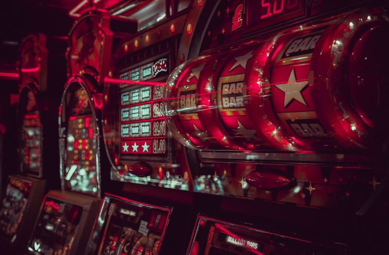 Máquinas tragaperras en un salón de juegos.