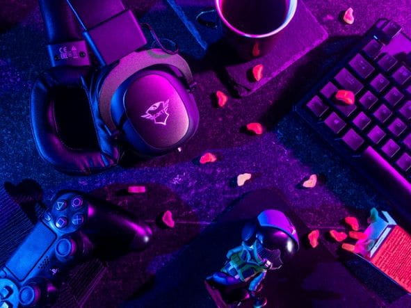 Mando, auriculares y teclado gaming.