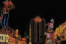 Diversos anuncios iluminados de casinos en la noche de Las Vegas.