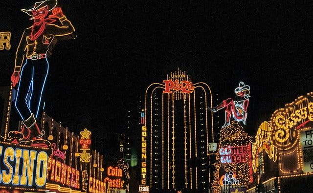 Diversos anuncios iluminados de casinos en la noche de Las Vegas.