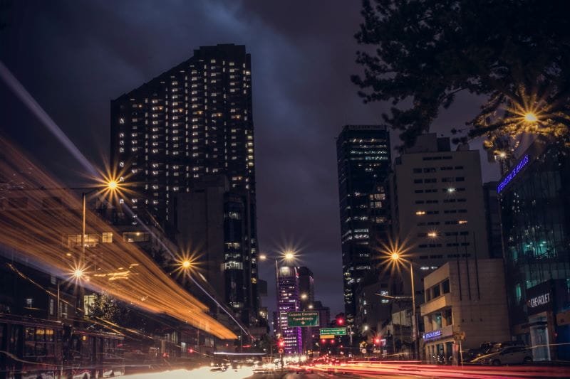 Avenida iluminada por la noche.