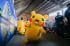Varios muñecos de Pikachu durante un encuentro deportivo.