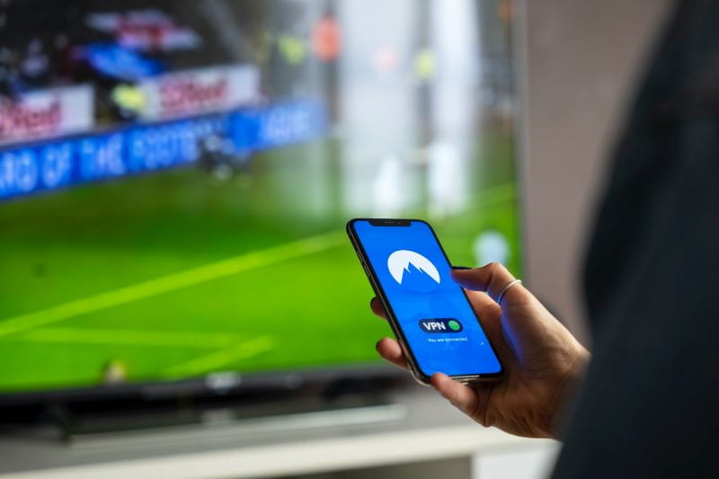Lapangan sepak bola dan ponsel mengaktifkan koneksi VPN.