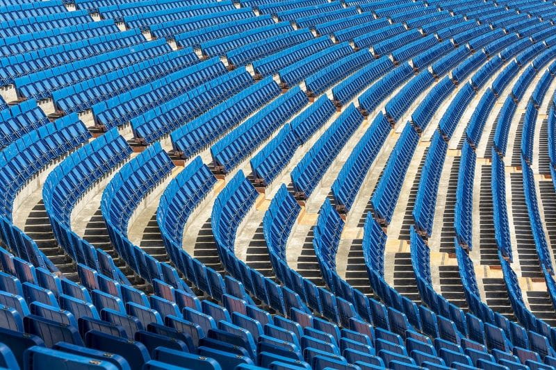 Gradas vacías en el estadio de fútbol Santiago Bernabeu, Madrid.