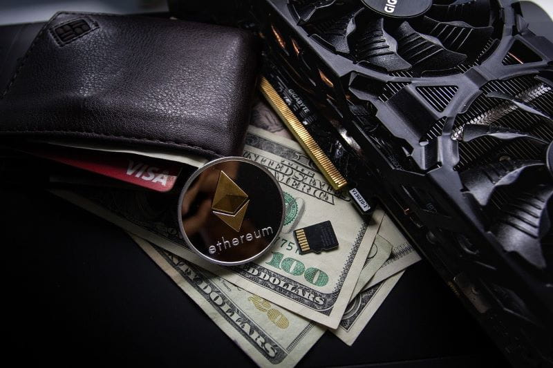 Moneda digital Ethereum y billetera en un entorno tecnológico-digital.