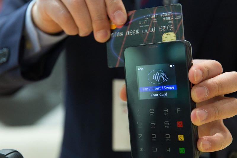 Pembayaran elektronik dengan kartu kredit.