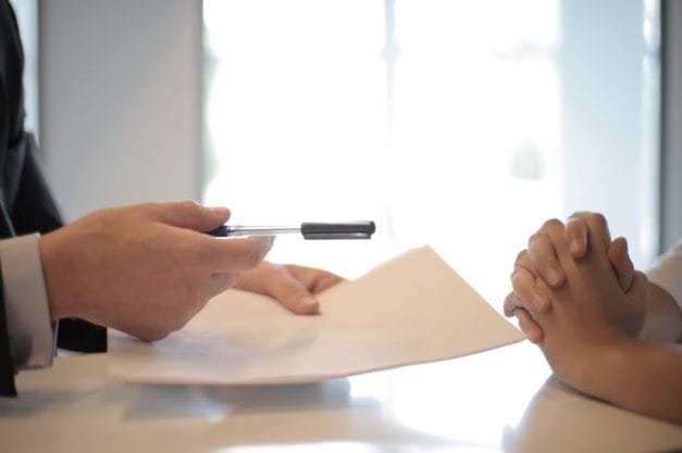 Firma inconclusa de un contrato.