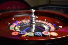 Cilindro de una ruleta y fichas de póker.