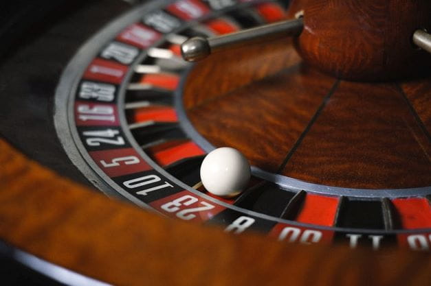 Cilindro de una ruleta con la bola en el 23 rojo.