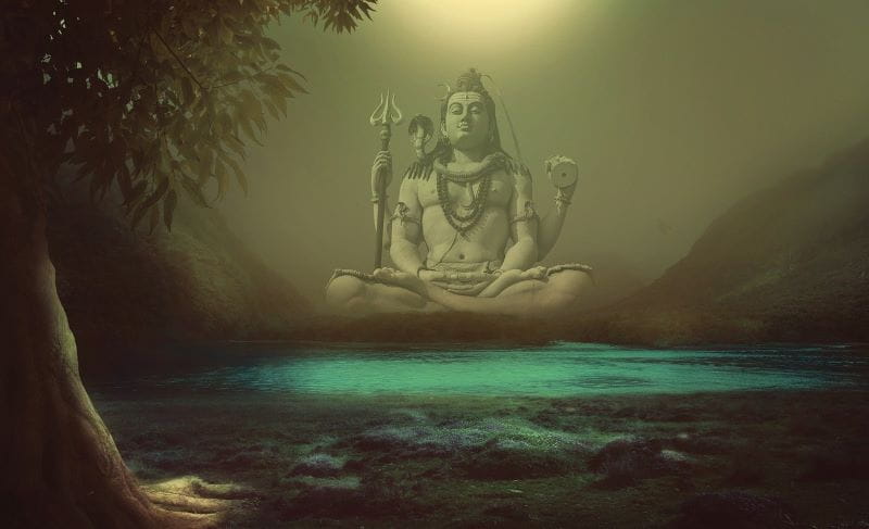 Divinidad Shiva en el lago.