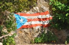 Bandera de Puerto Rico pintada sobre una roca.