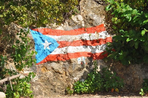 Bandera de Puerto Rico pintada sobre una roca.