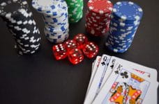 Casino chips, dados y cartas de póker.