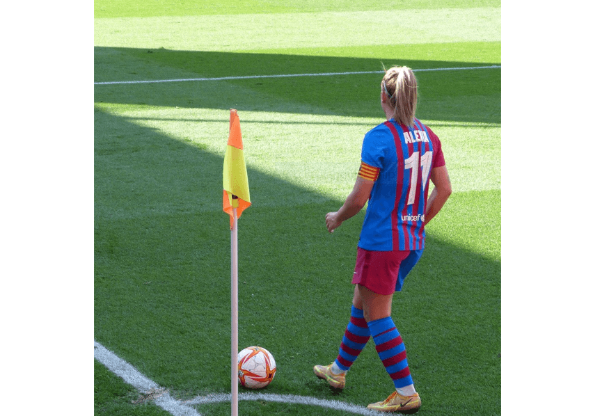 La jugadora del FC Barcelona Alexia Putellas en el lanzamiento de un saque de esquina.
