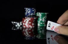 Fichas de póquer y pareja de ases
