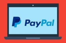 Logo corporativo de PayPal en la pantalla de un ordenador portátil.