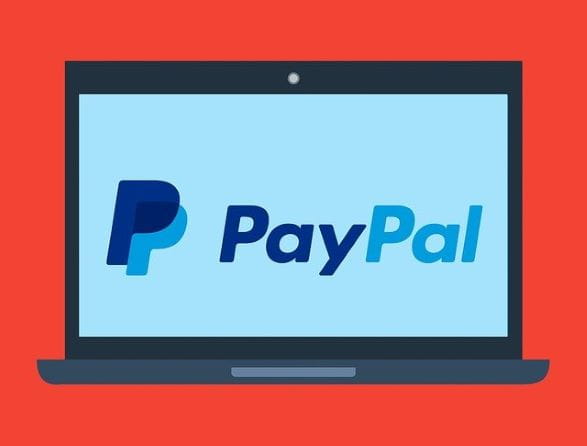 Logo corporativo de PayPal en la pantalla de un ordenador portátil.