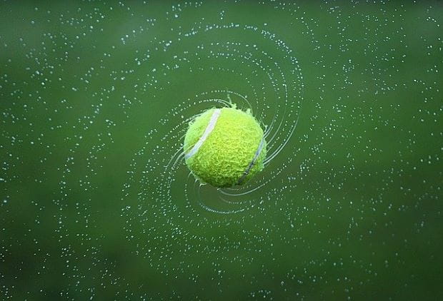 Pelota de tenis girando en el aire.