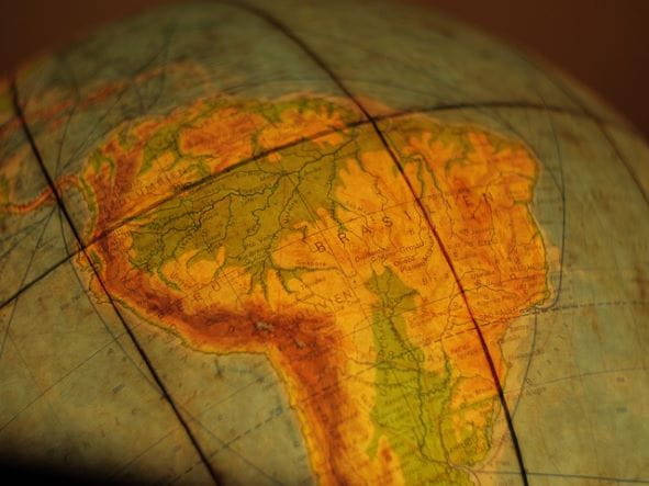 Globo terráqueo con América del Sur.