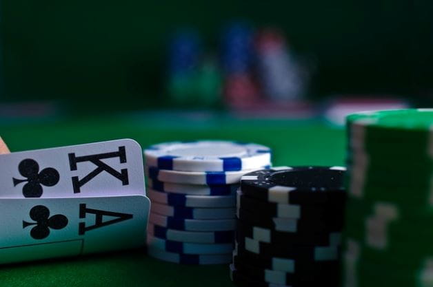 Cartas y fichas de póker.