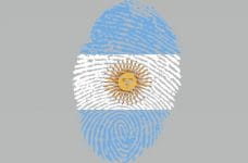 Huella dactilar impresa con los colores de la bandera argentina.
