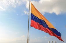 Bandera de Colombia ondeando izada en un mástil.