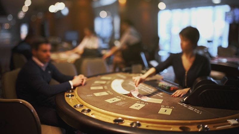 Crupier reparte las cartas en una mesa de casino.