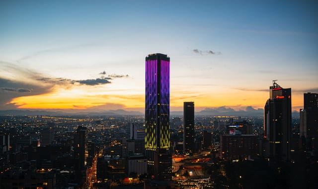 Edificios iluminados durante la noche en Bogotá, Colombia.