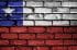 Bandera de Chile pintada sobre pared de ladrillos