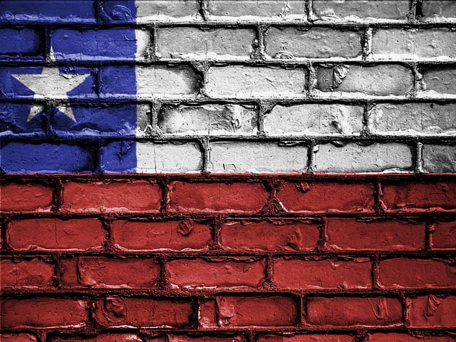 Bandera de Chile pintada sobre pared de ladrillos