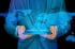 Planisferio digital desplegándose desde una tableta en las manos de un hombre blanco vestido con un traje azul.