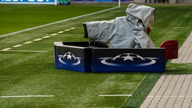Cámara de televisión durante la retransmisión de un partido de fútbol de la UEFA Champions League.