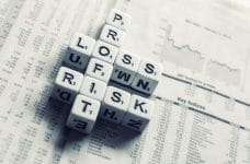 Las palabras ganancias, pérdidas y riesgo en cubos del juego Scrabble.