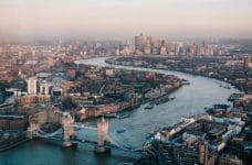 Londres con el río Támesis.