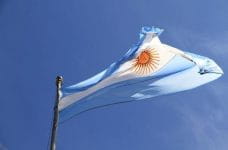 Bandera de Argentina al viento.