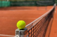 Pelota de tenis en la red.