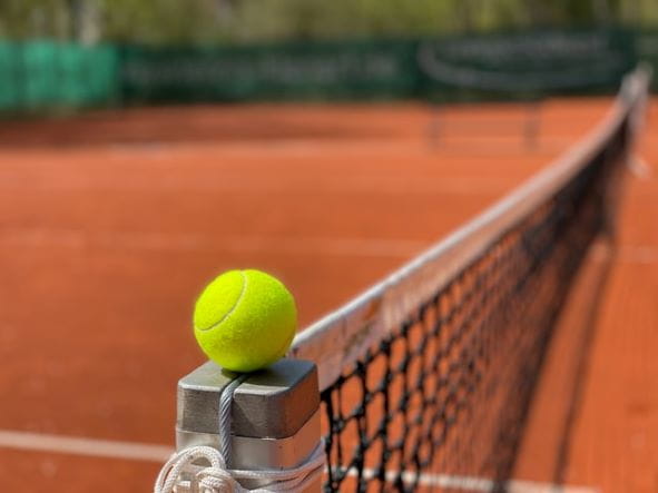 Pelota de tenis en la red.