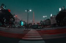 Paisaje urbano nocturno de la Ciudad Autónoma de Buenos Aires.