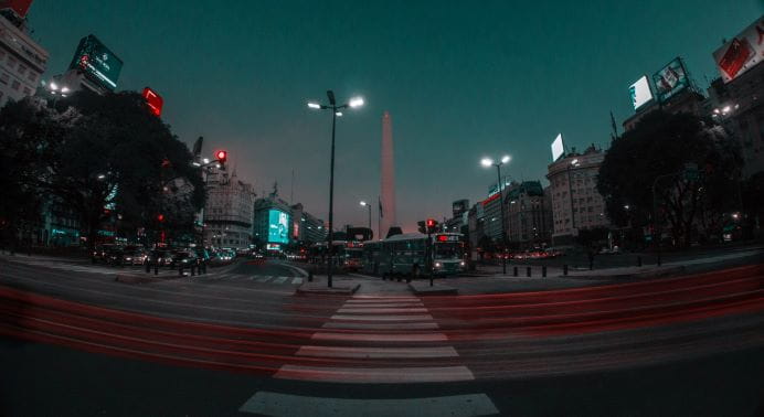 Paisaje urbano nocturno de la Ciudad Autónoma de Buenos Aires.