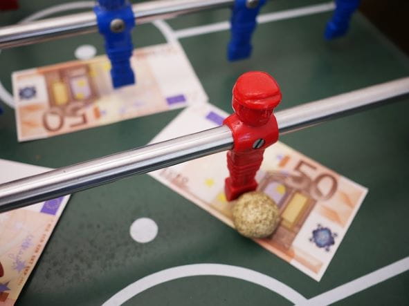 Futbolín con billetes de euro.