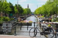 Bicicleta mirando hacia un típico canal en Amsterdam, Holanda.