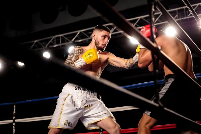 Combate de boxeo.