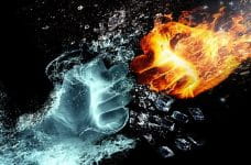 Dos puños, uno de hielo y otro de fuego, se enfrentan.