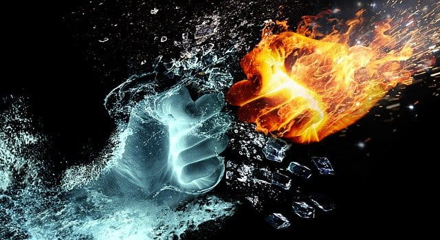 Dos puños, uno de hielo y otro de fuego, se enfrentan.