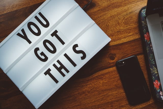 Inscripción YOU GOT THIS sobre una mesa de madera.