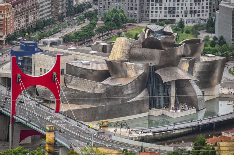 Museo Guggenheim de Bilbao y vista panorámica de la ciudad
