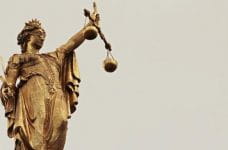 Estatua de la justicia representada como mujer de ojos vendados y balanza en la mano.