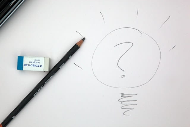 Signo de interrogación dibujado sobre un papel.