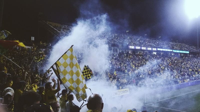 Euforia en un estadio de fútbol durante un partido.
