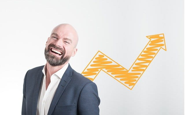 Mostrando satisfacción por los buenos resultados.